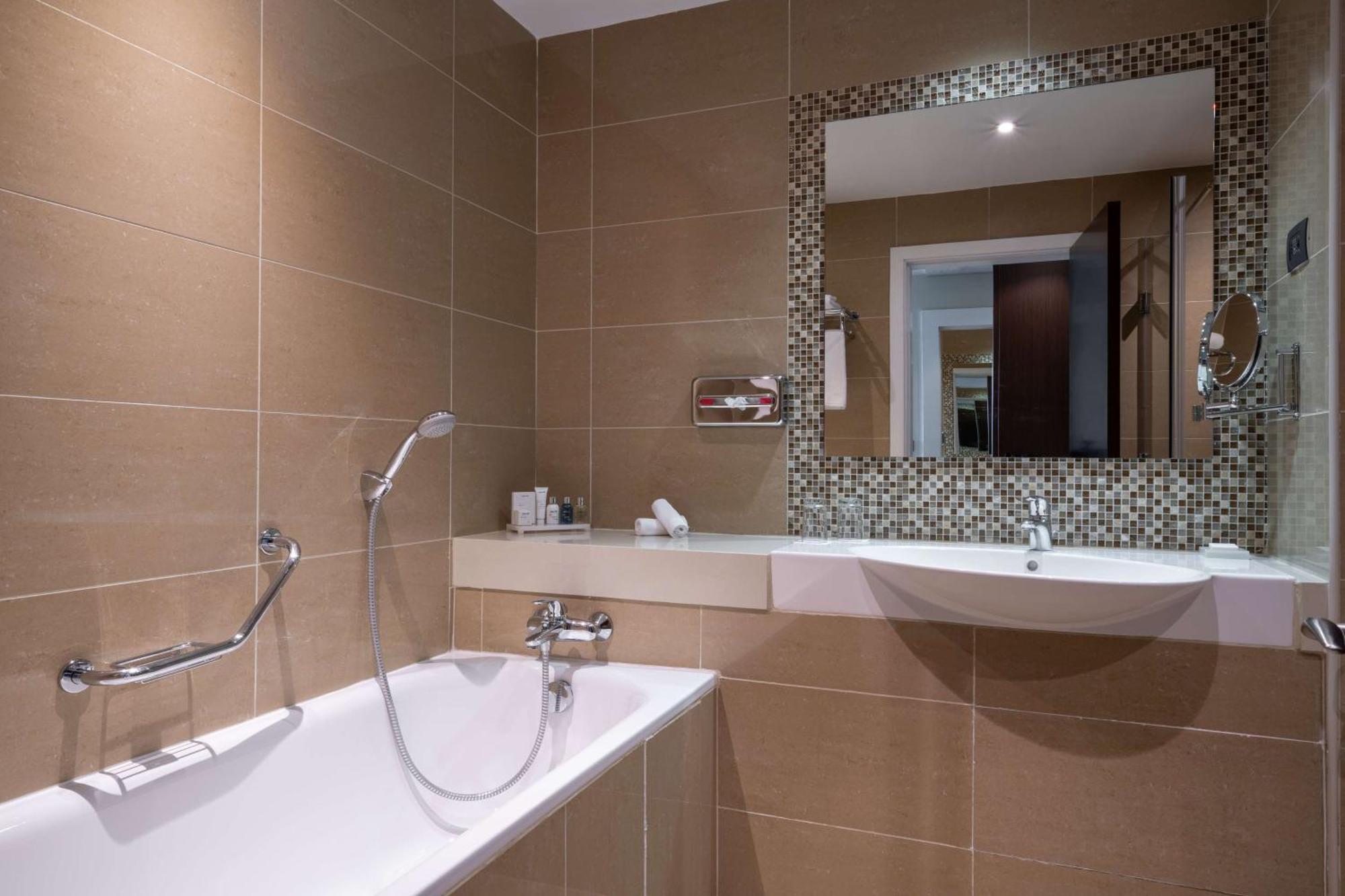 One-Bedroom Suite with Lounge Access,1278098128:JPEG