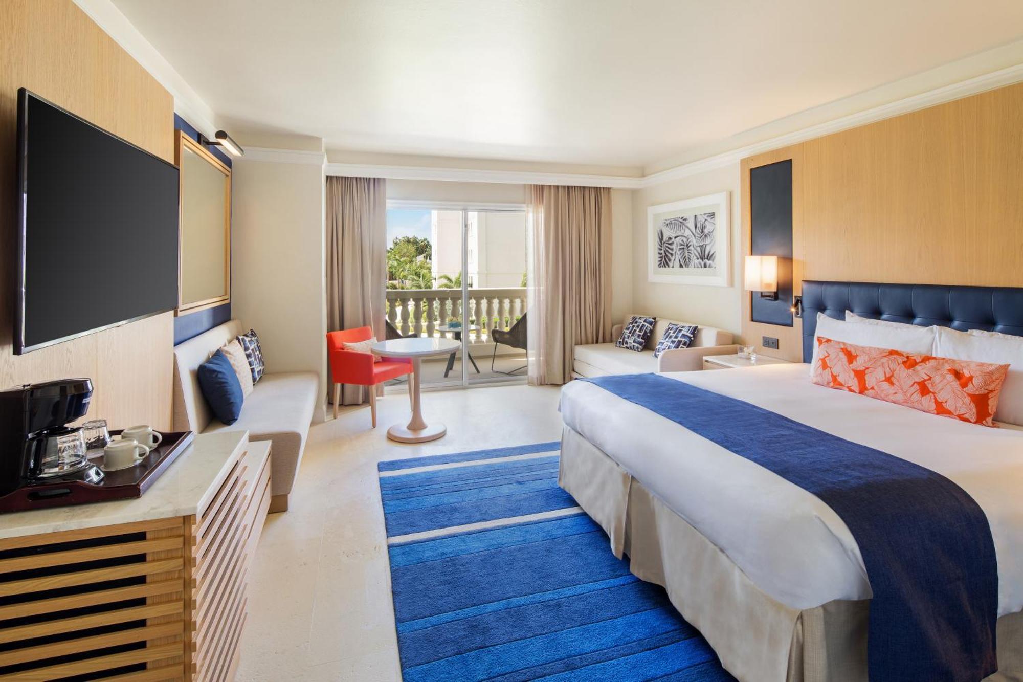 Zimmer mit Kingsize-Bett und Aussicht über das Resort