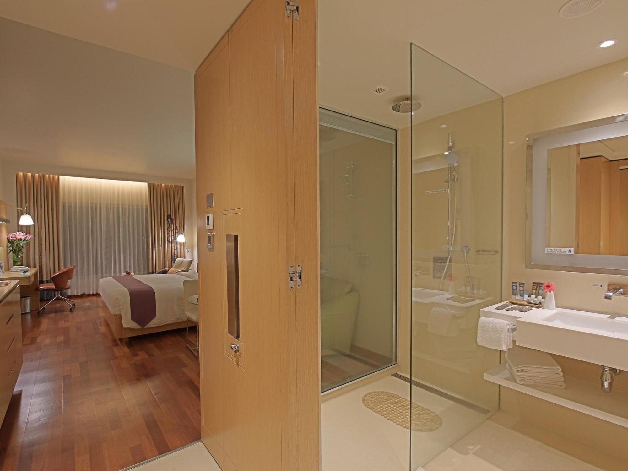 Superior Room 1 King Bed