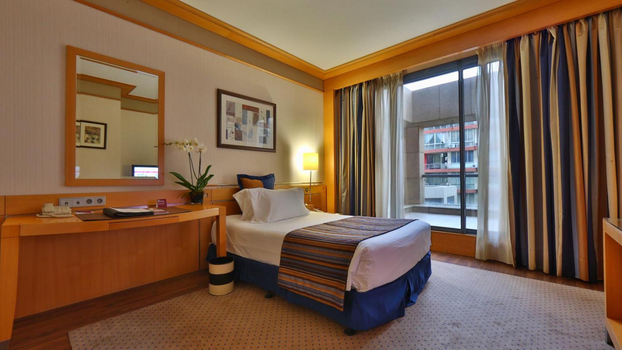 Deluxe Queen Room City View Non-Smoking