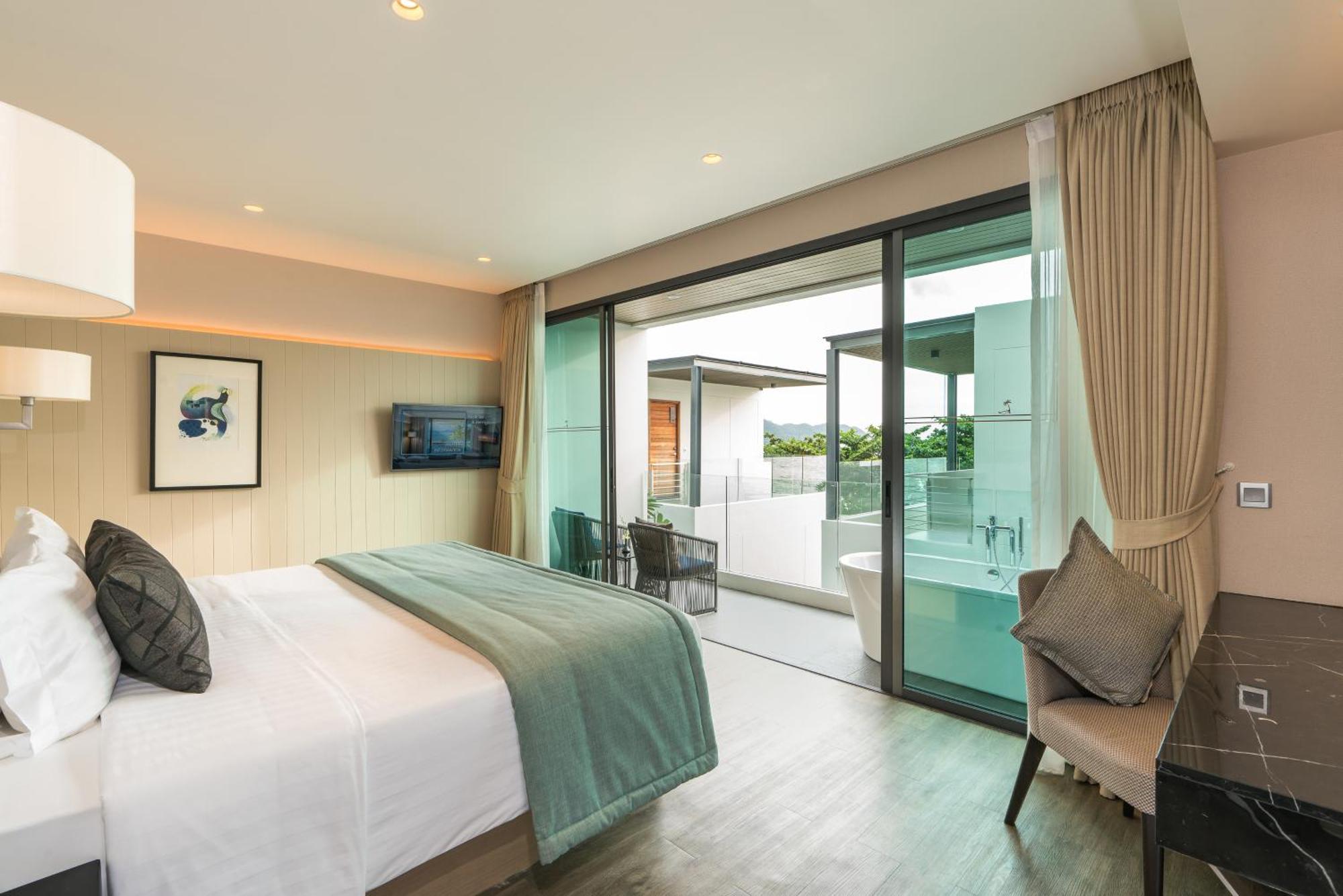 Deluxe Pool View Room