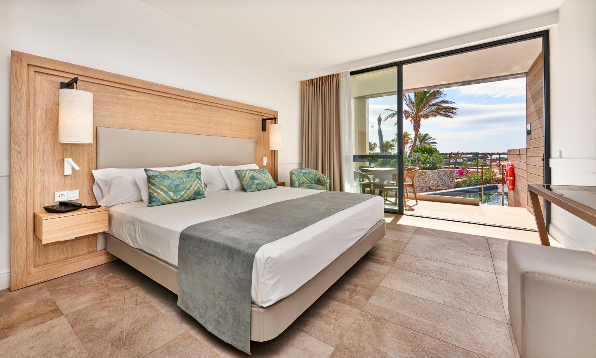 Superior Family Suite Swim Up