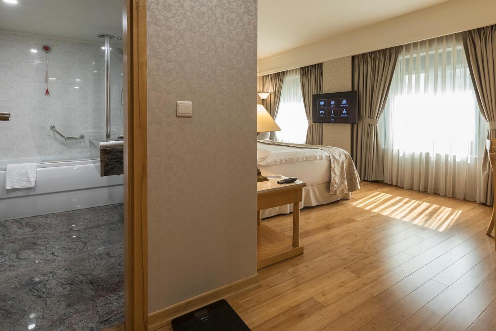 Suite 1 Queen-Size Bed Sofa Bed Two Ways Airport Transfer