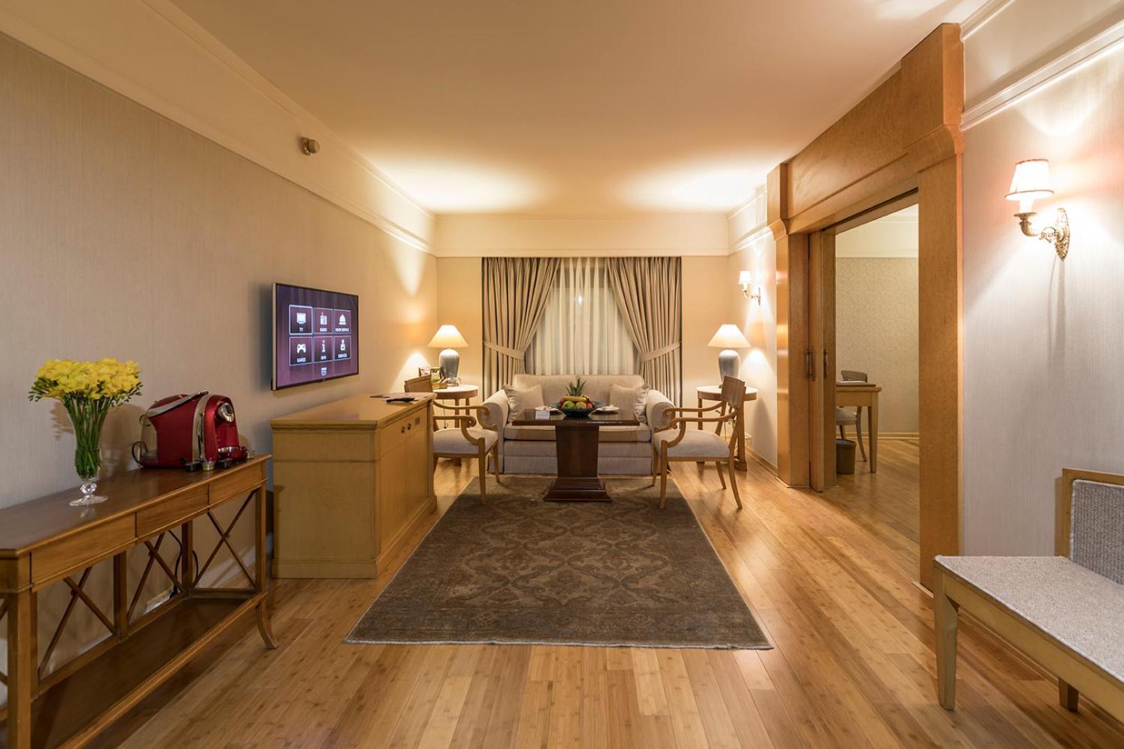 Suite 1 Queen-Size Bed Sofa Bed Two Ways Airport Transfer