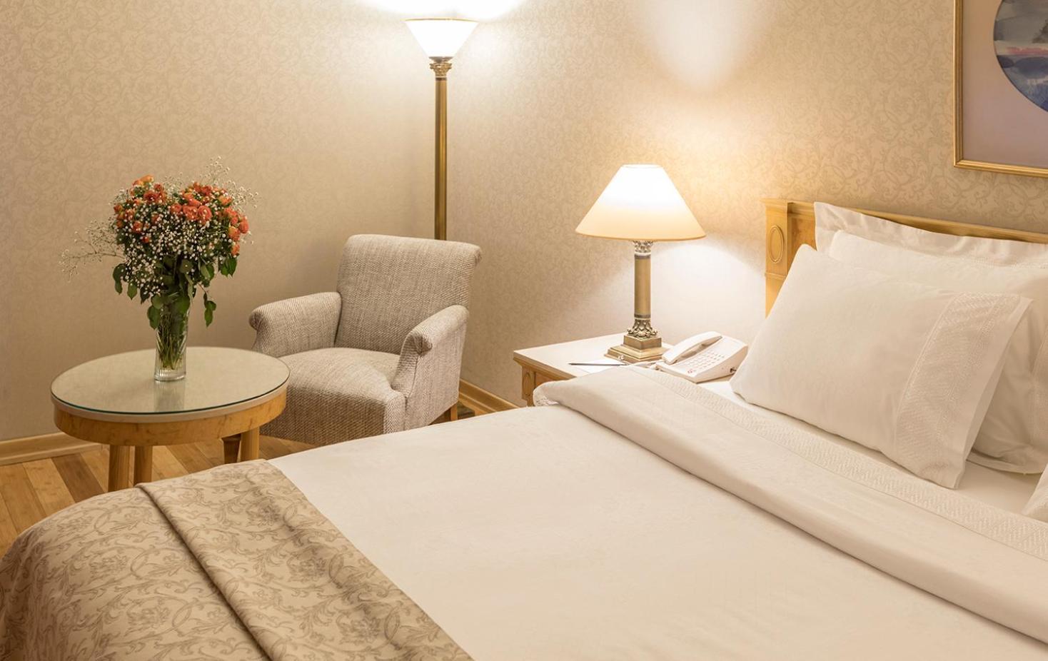 Suite 1 Queen-Size Bed Sofa Bed Two Ways Airport Transfer