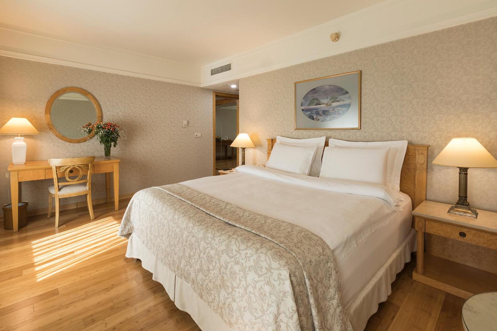 Suite 1 Queen-Size Bed Sofa Bed Two Ways Airport Transfer
