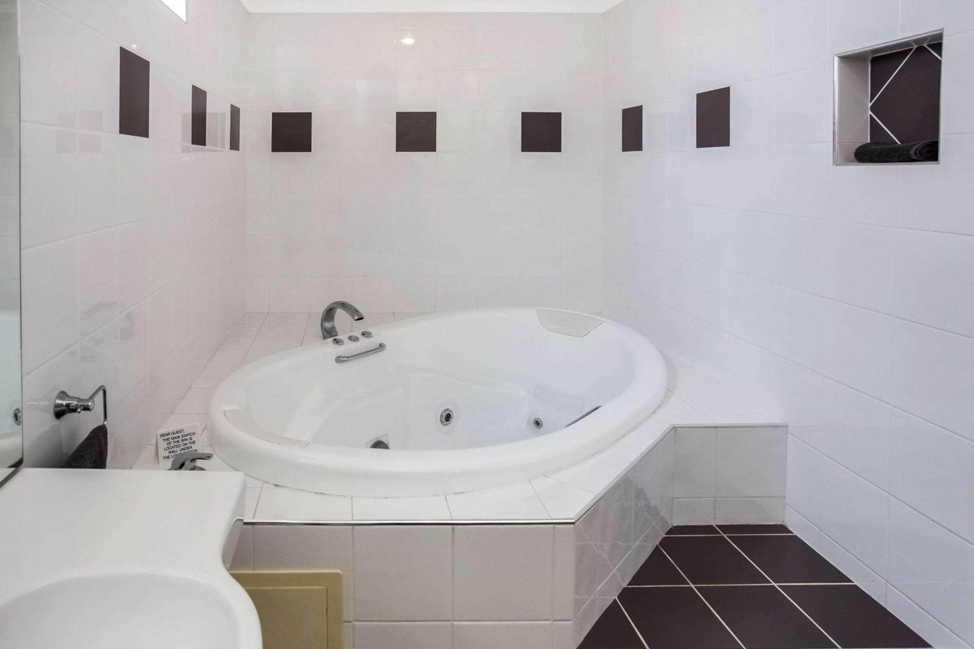 Executive Queen Spa Suite Whirlpool Non smoking