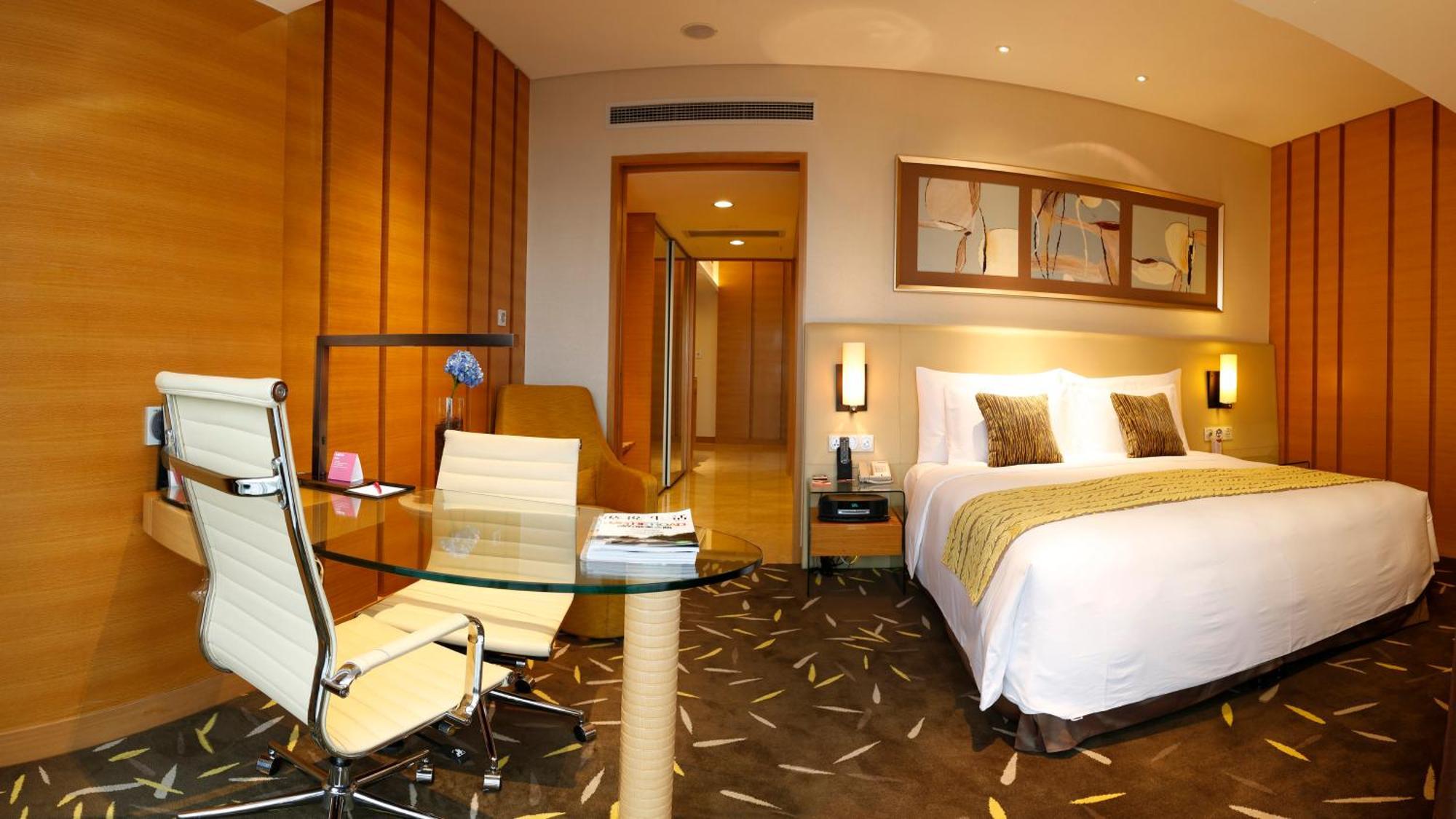 One-Bedroom Suite Lounge Access