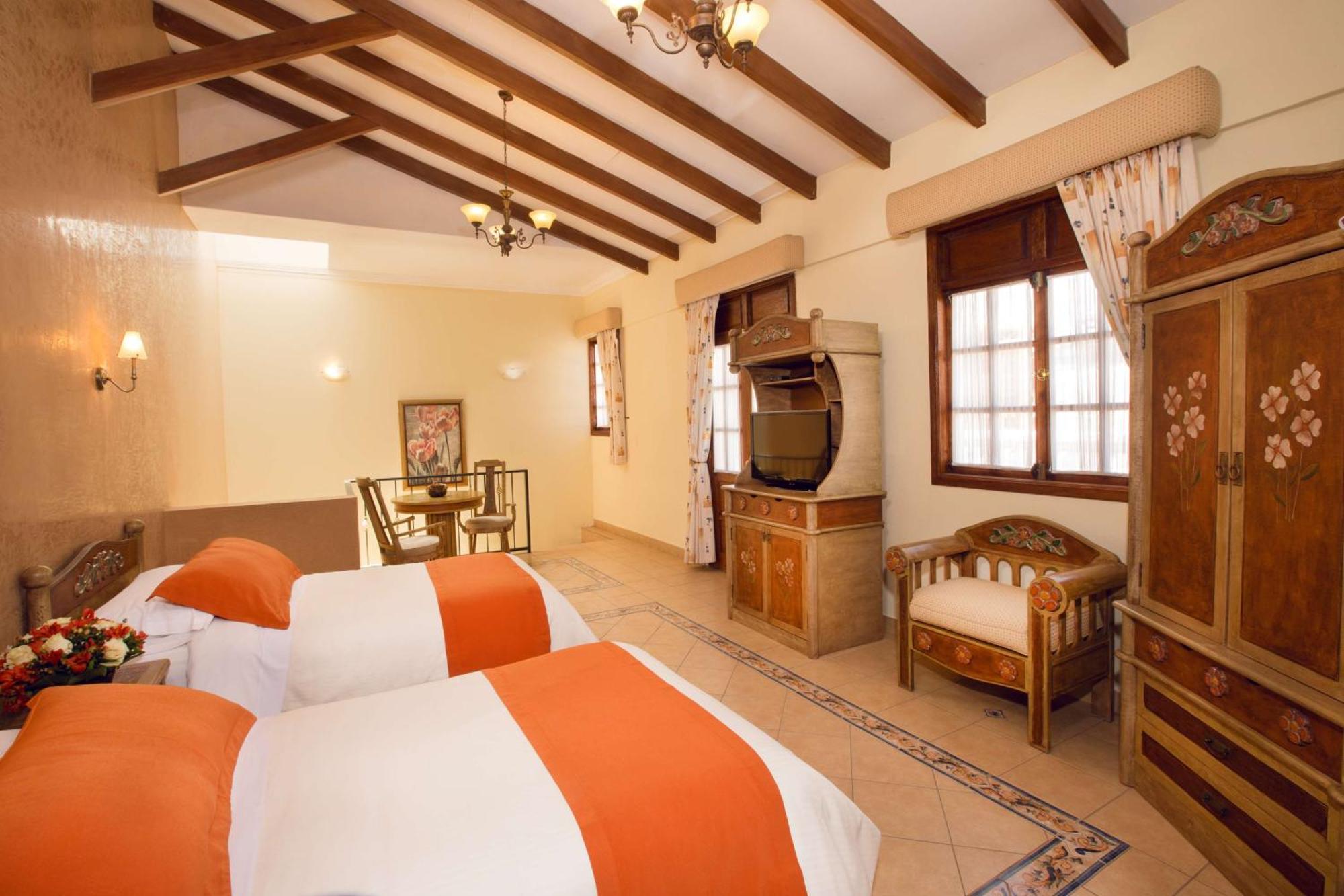 Two-Bedroom Townhouse with One King Bed and Three Single Beds,1283787526:JPEG