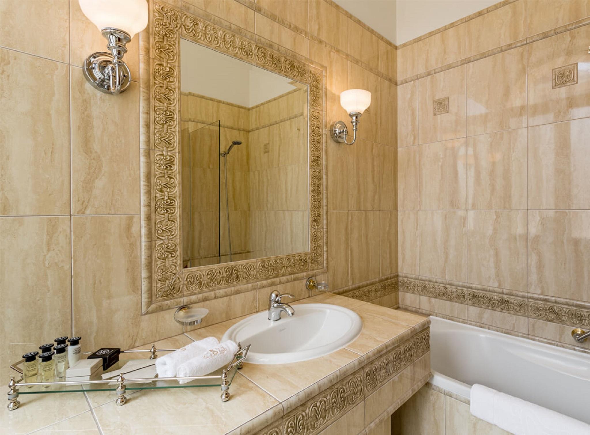 Deluxe Chic Parliament View Room