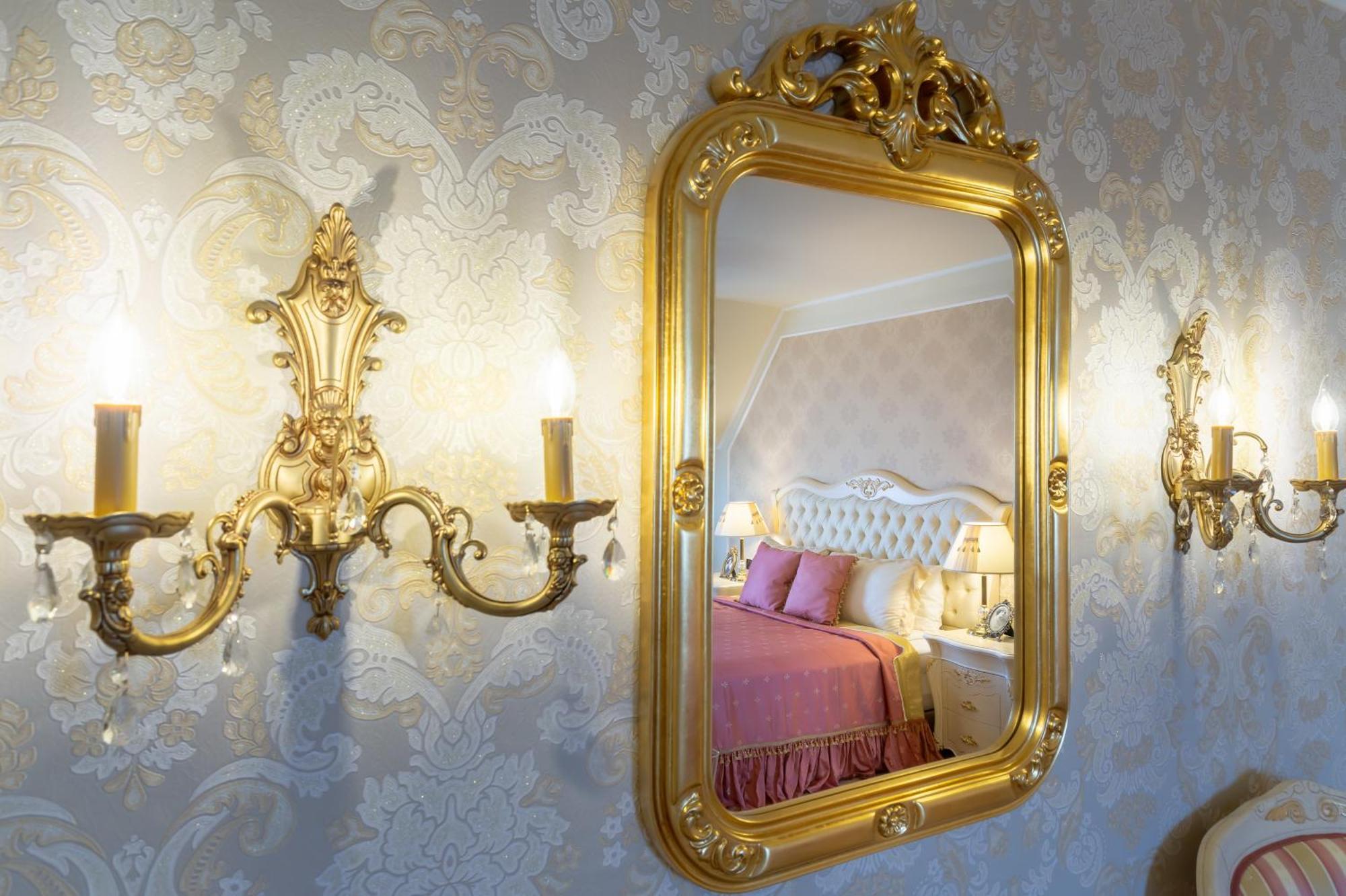 Deluxe Chic Parliament View Room