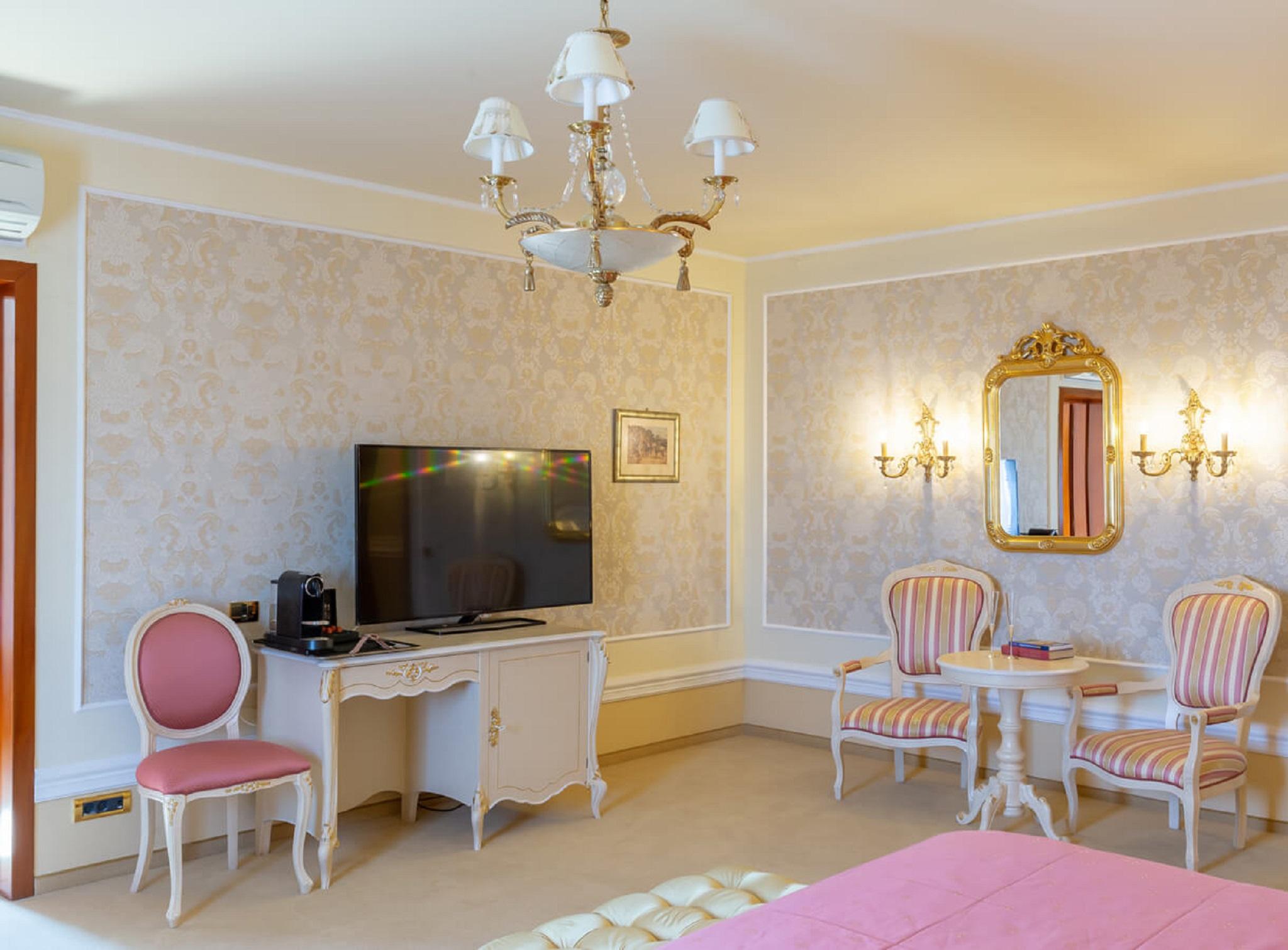 Deluxe Chic Parliament View Room