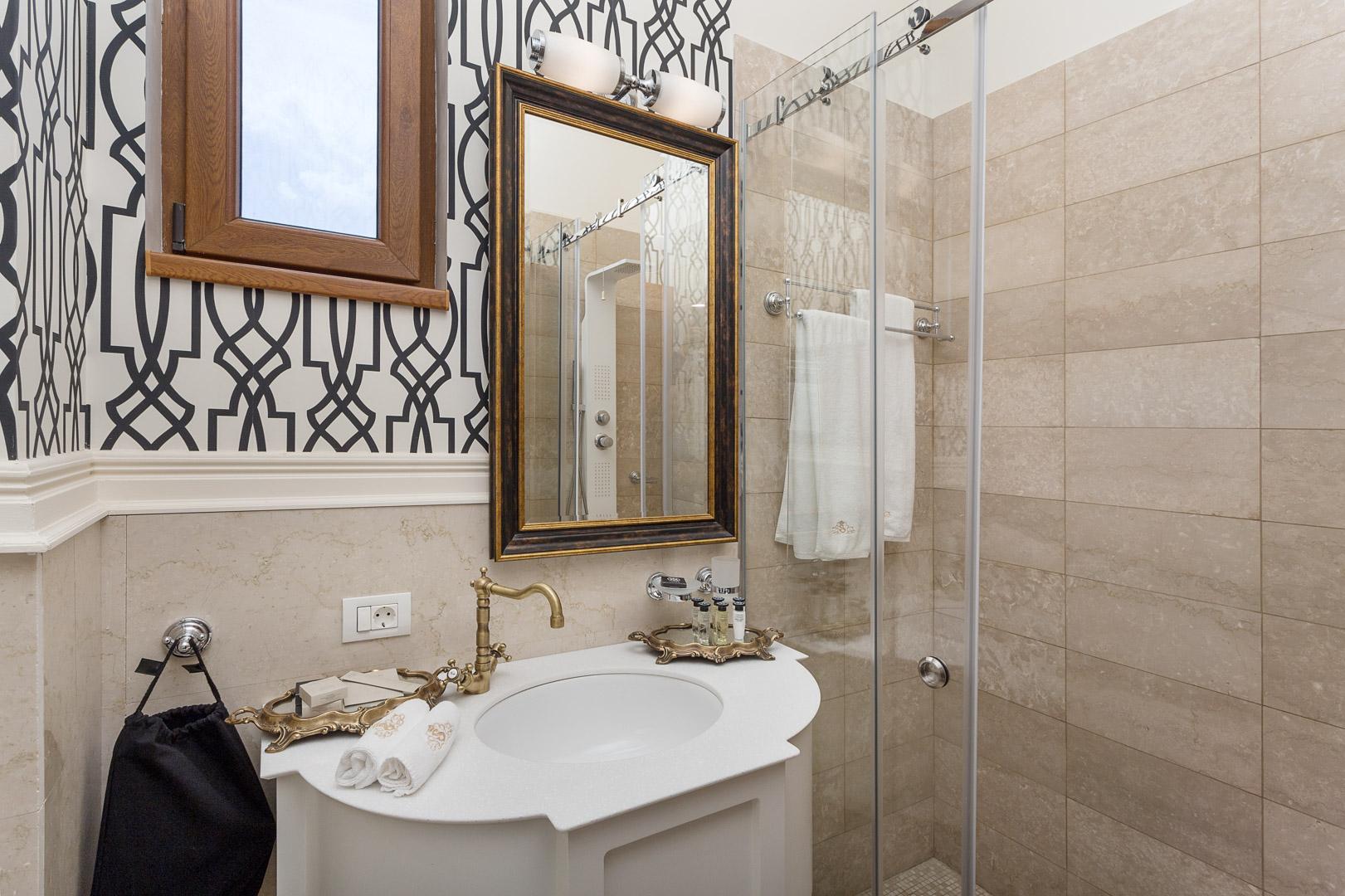 Deluxe Chic Room