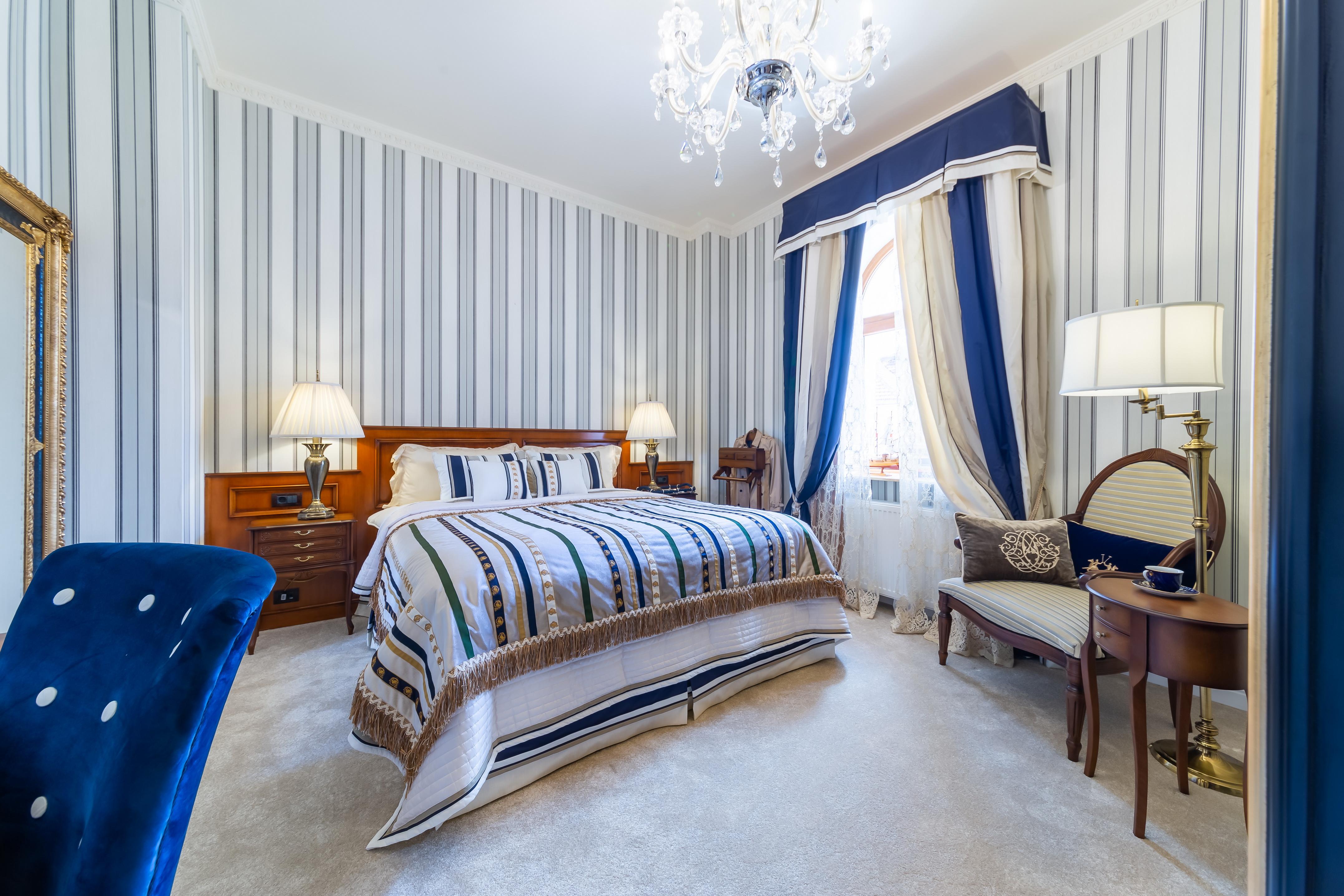 Deluxe Chic Room