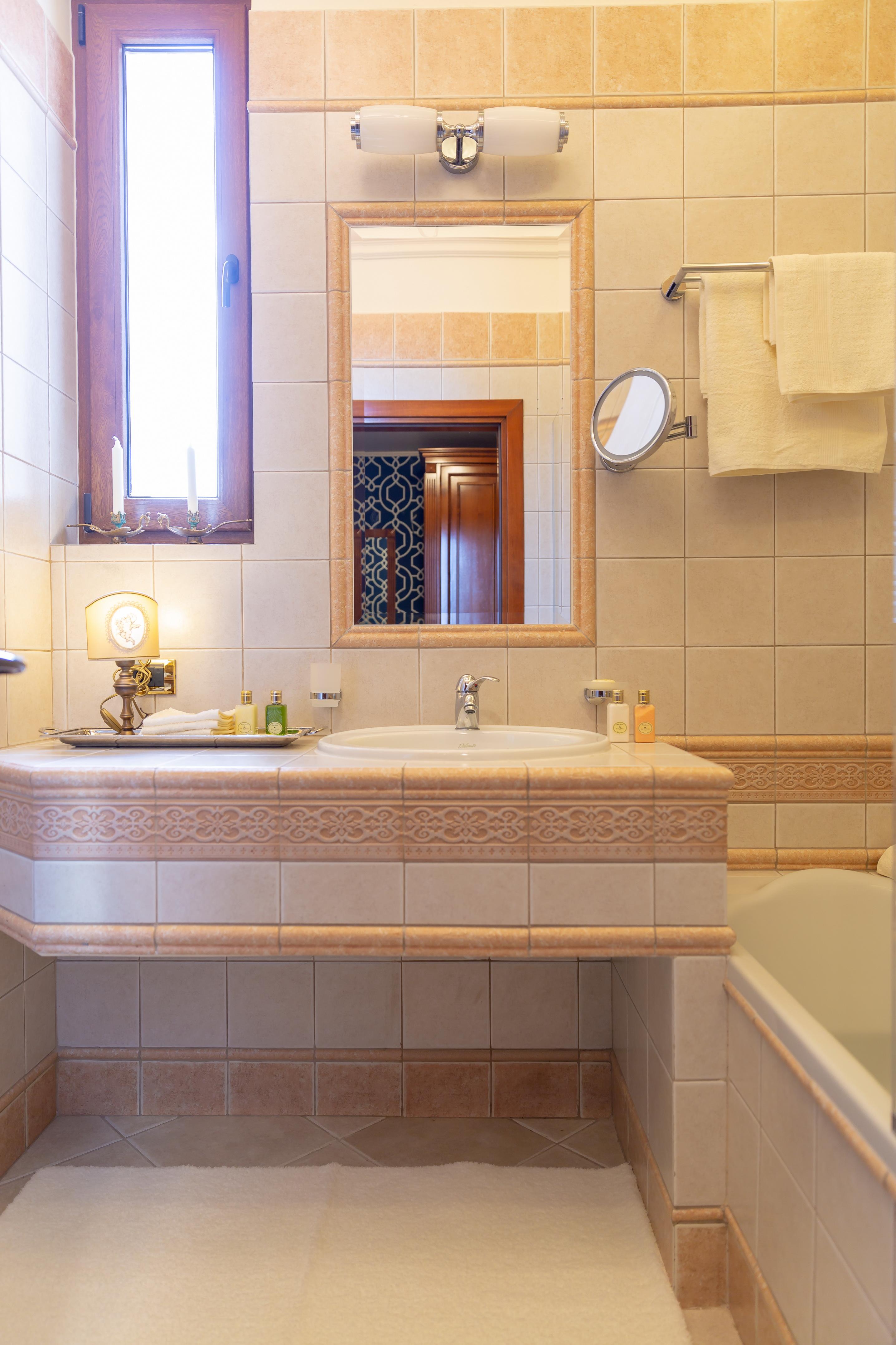 Deluxe Chic Room