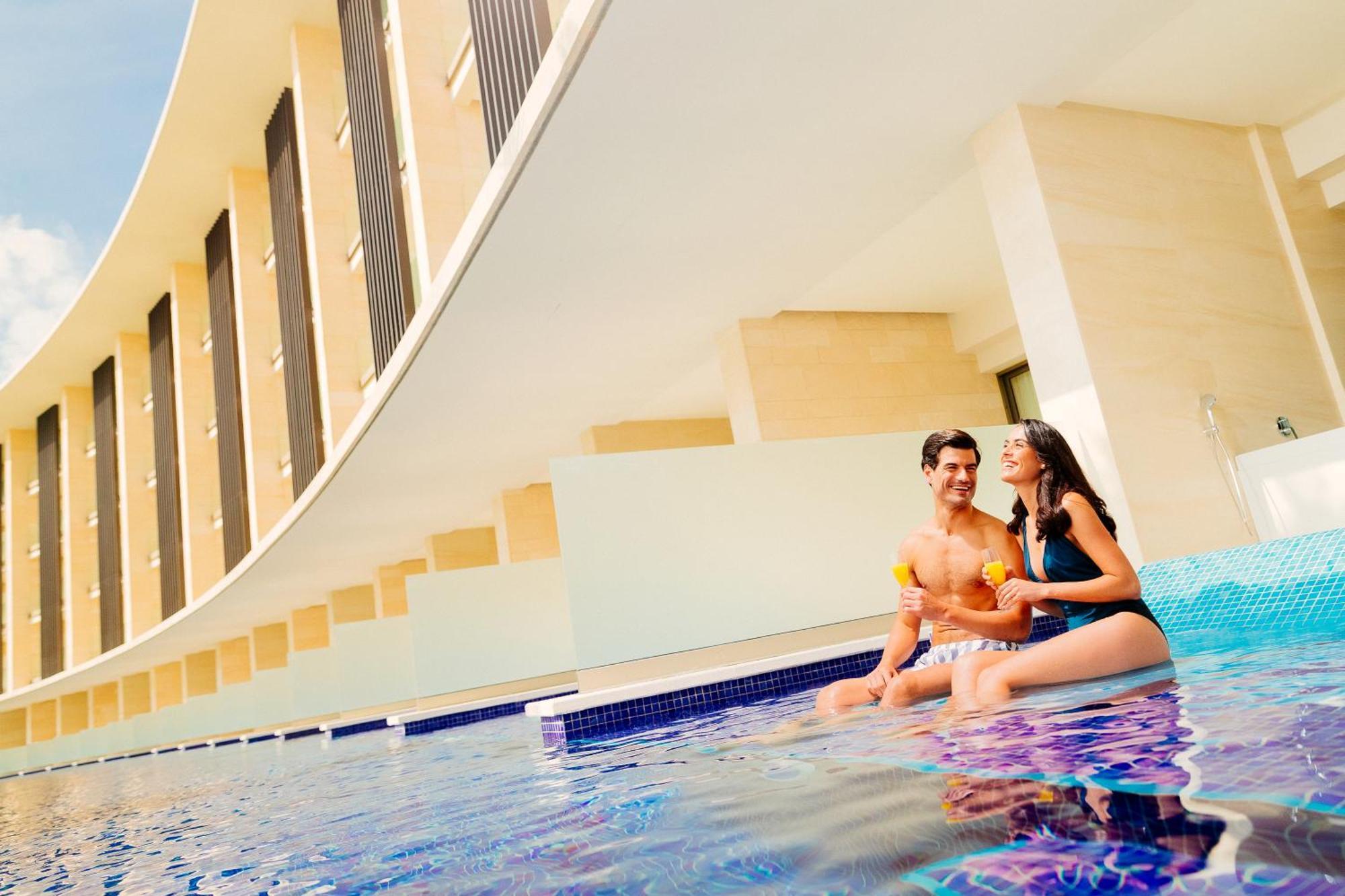 Junior Suite Swim Up Premium Level