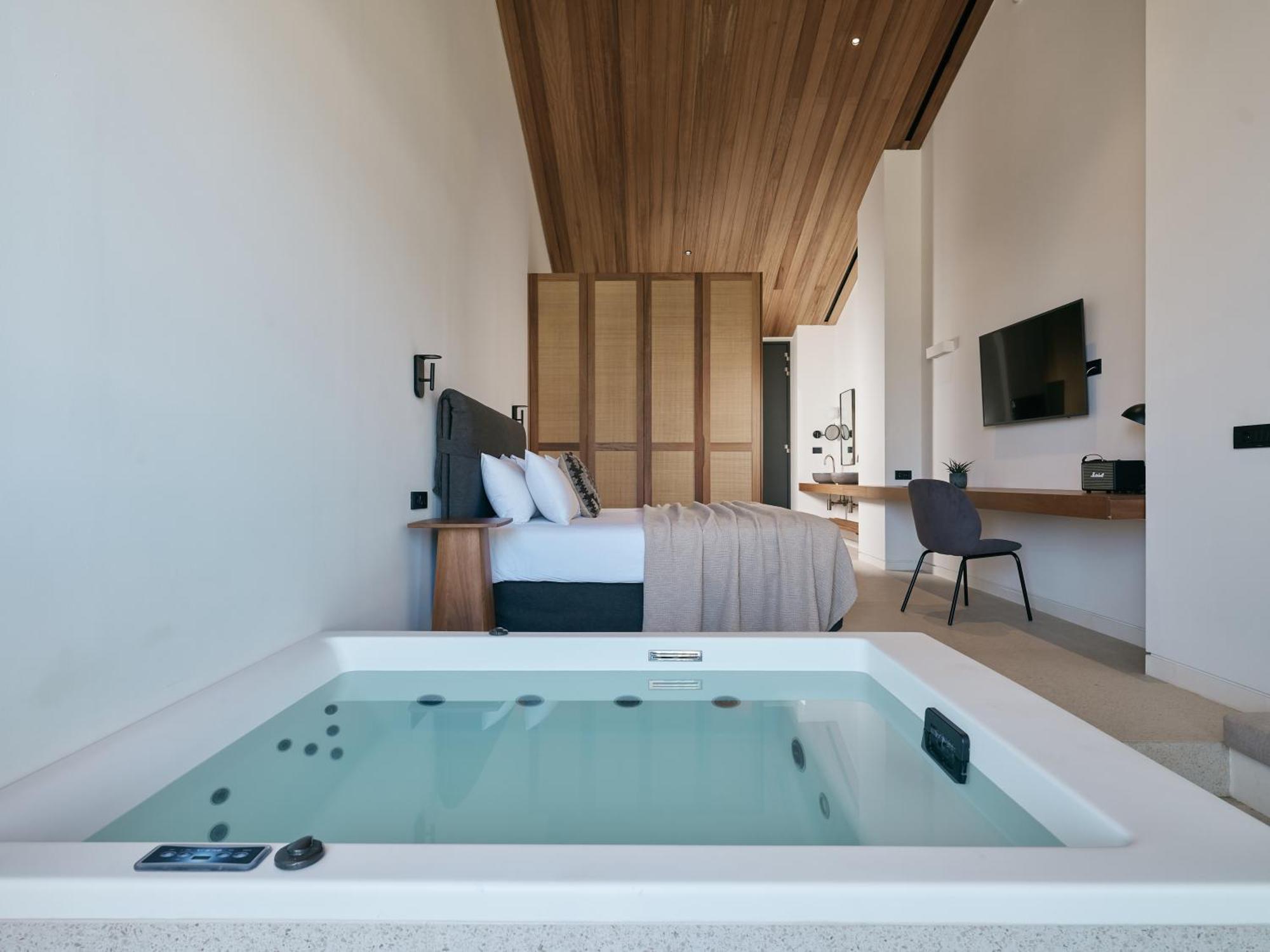 Upper Floor Suite Hot Tub,1284342487:JPEG