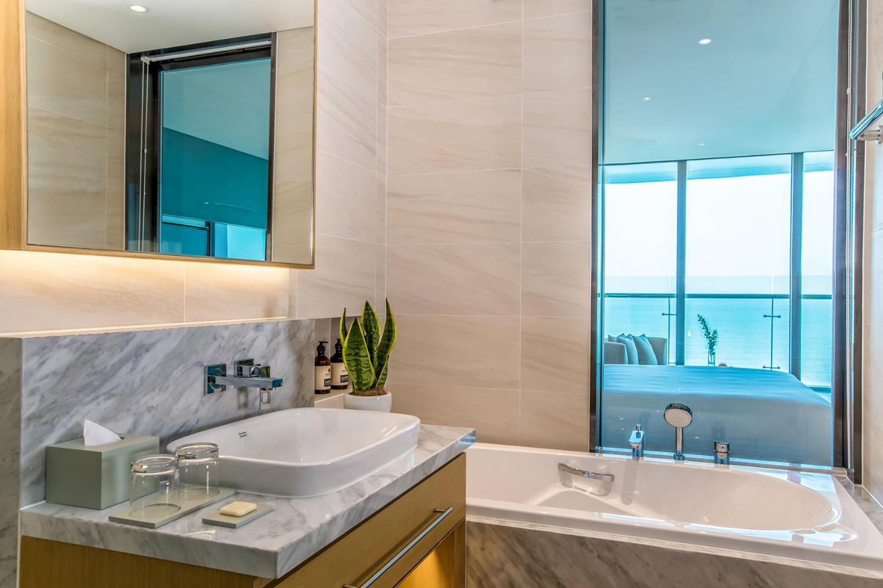 Deluxe Ocean King Room Balcony Bathtub