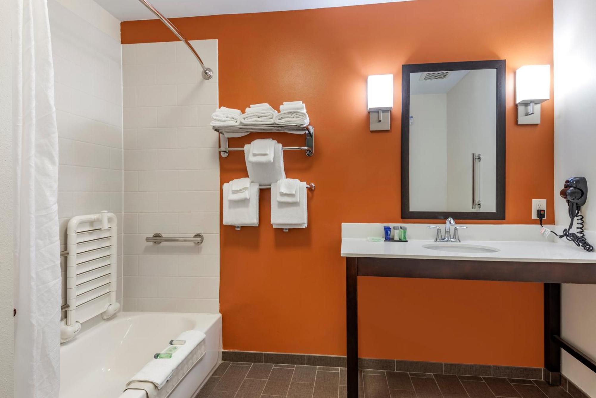 Suite with One King Bed and Two Queen Beds - Accessible/Non-Smoking