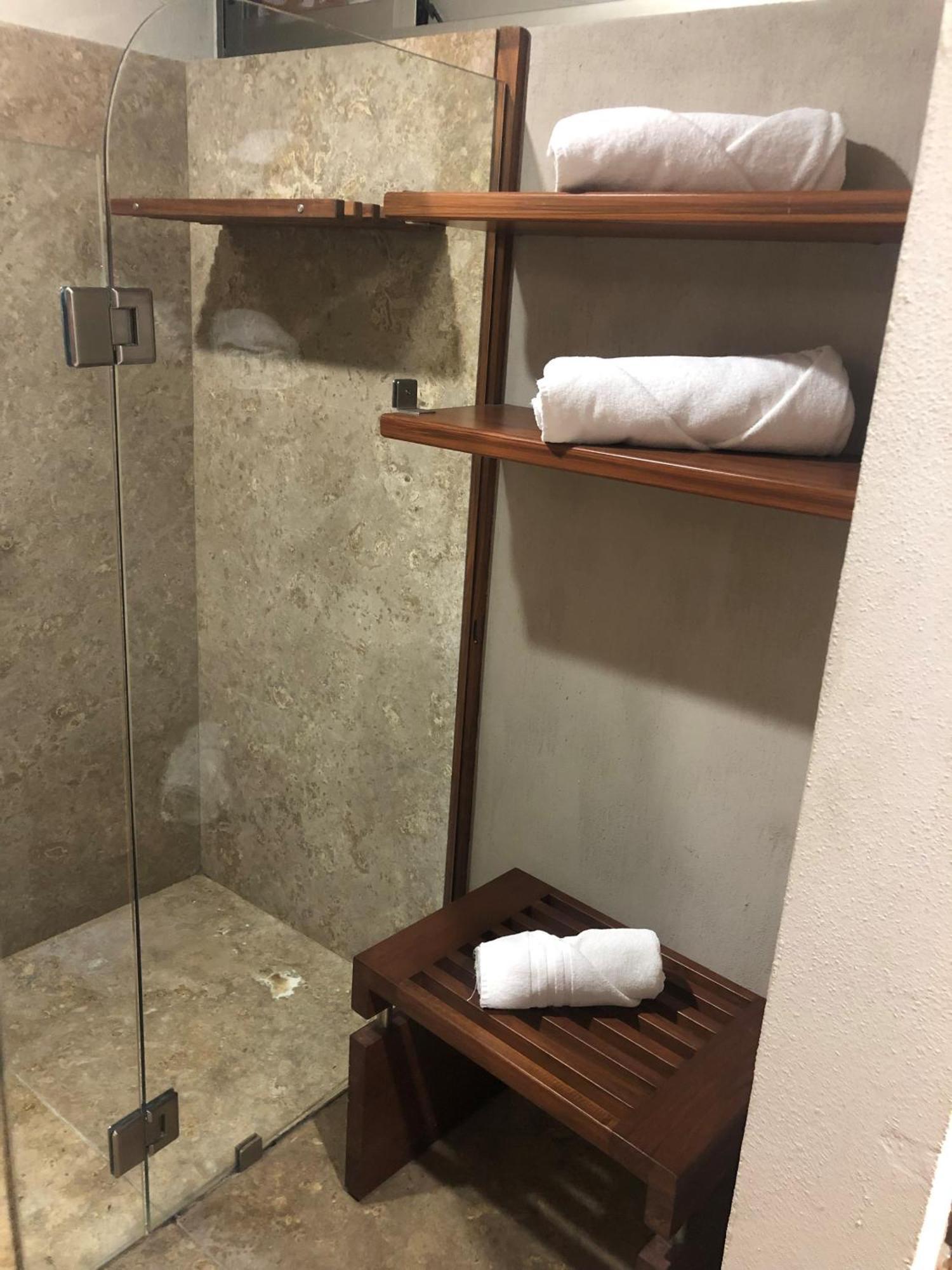Deluxe Room 1 Queen