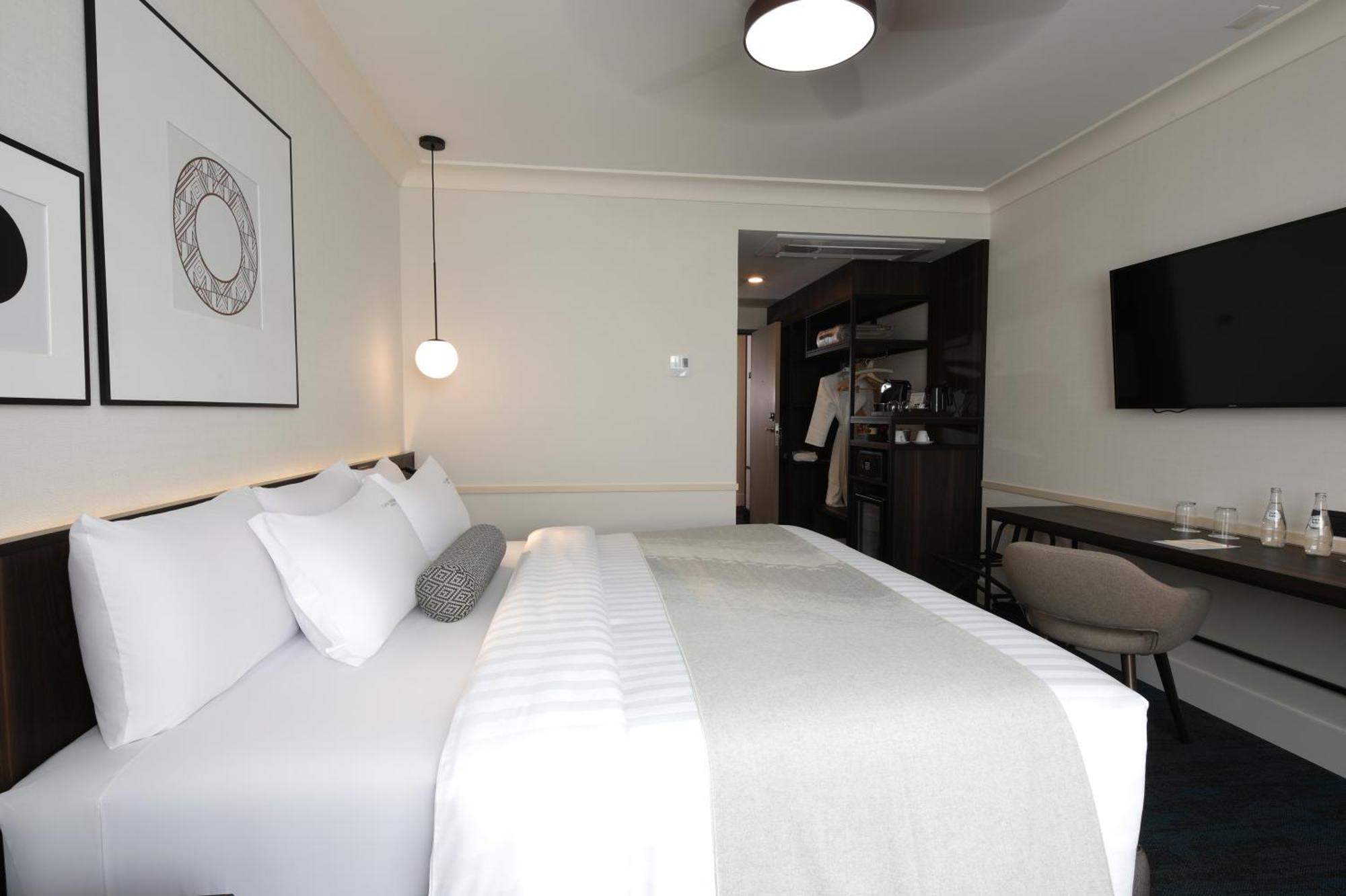 Deluxe Queen Room