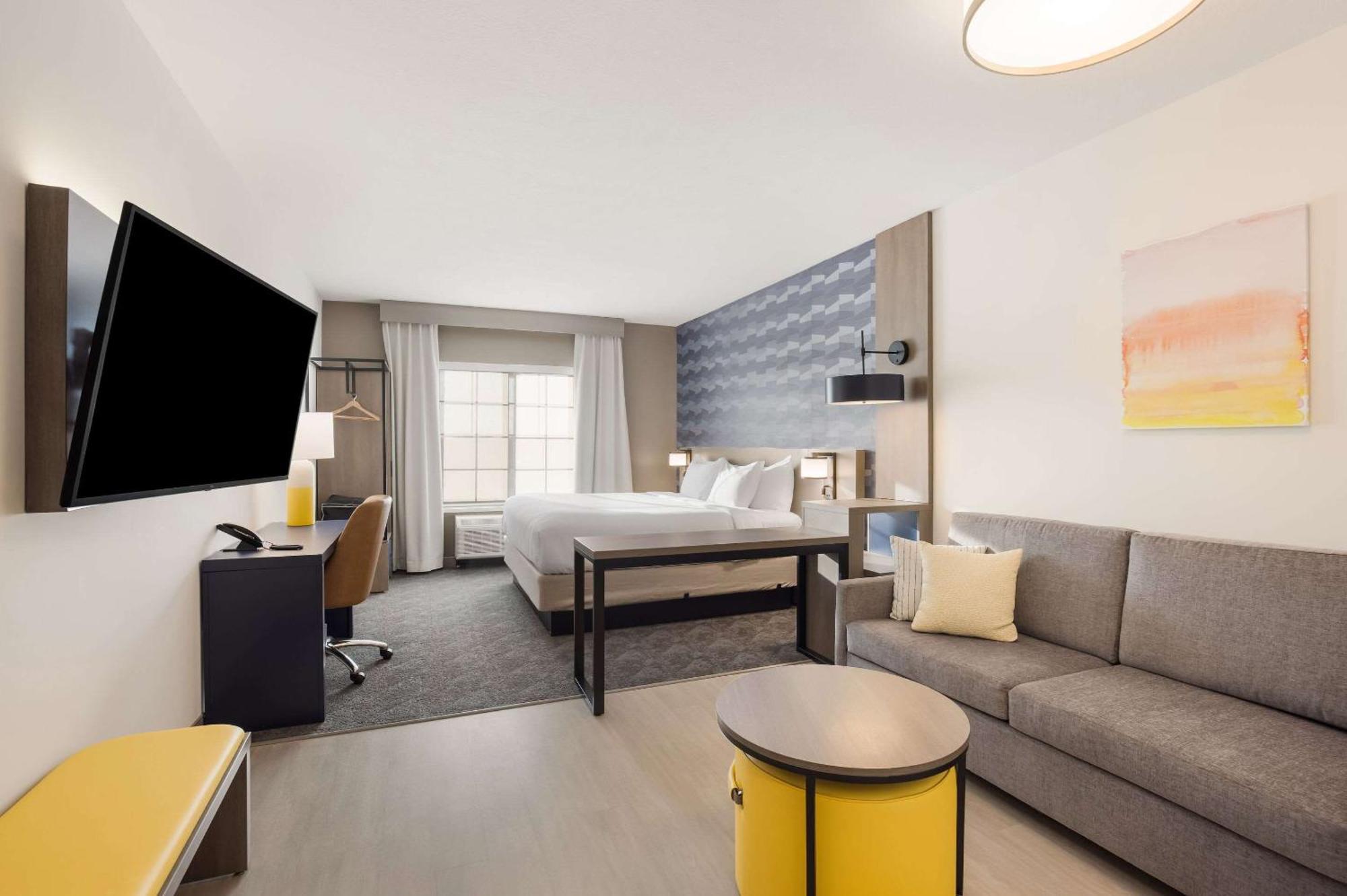King Suite Sofabed Roll Shower Accessible or Non Smoking or Pet Friendly,1286088280:JPEG