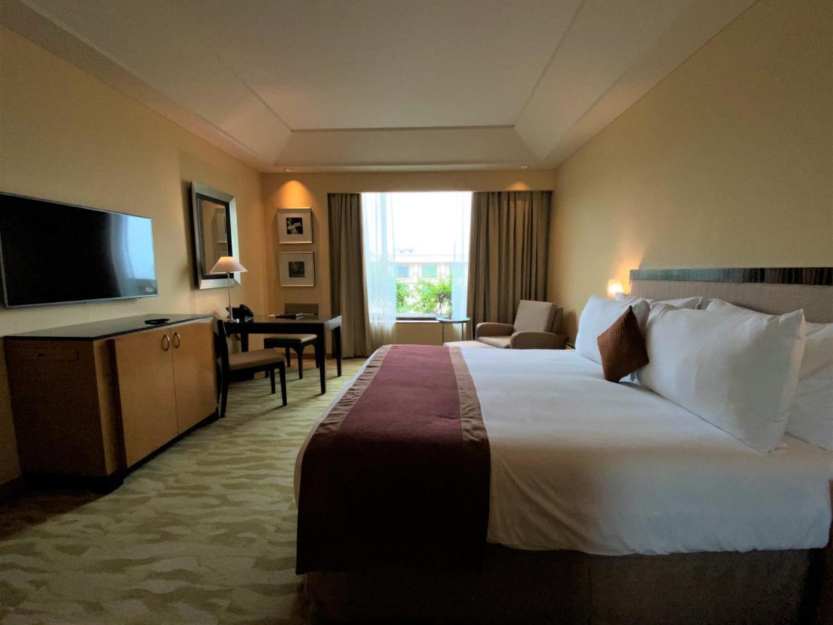 The Grand Club Room with 20% off on session of 30 mins Spa,15% off on food & beverage services,20% Discount on Laundry service Per stay per room,Happy Hours from 6PM to 8PM (1+1 on selected beverages at a hotel designated area),1293573286:JPEG