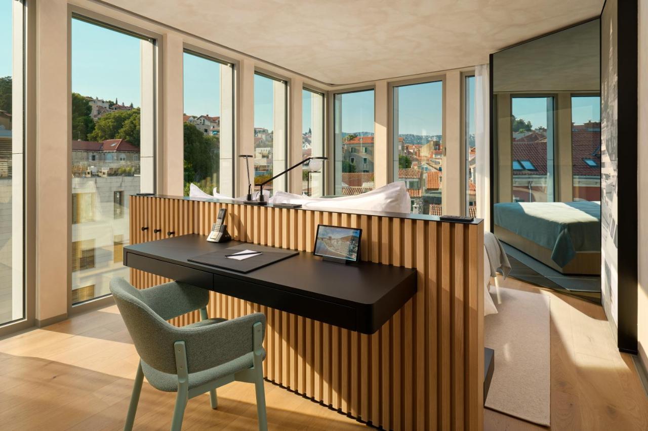 Superior King Room City View