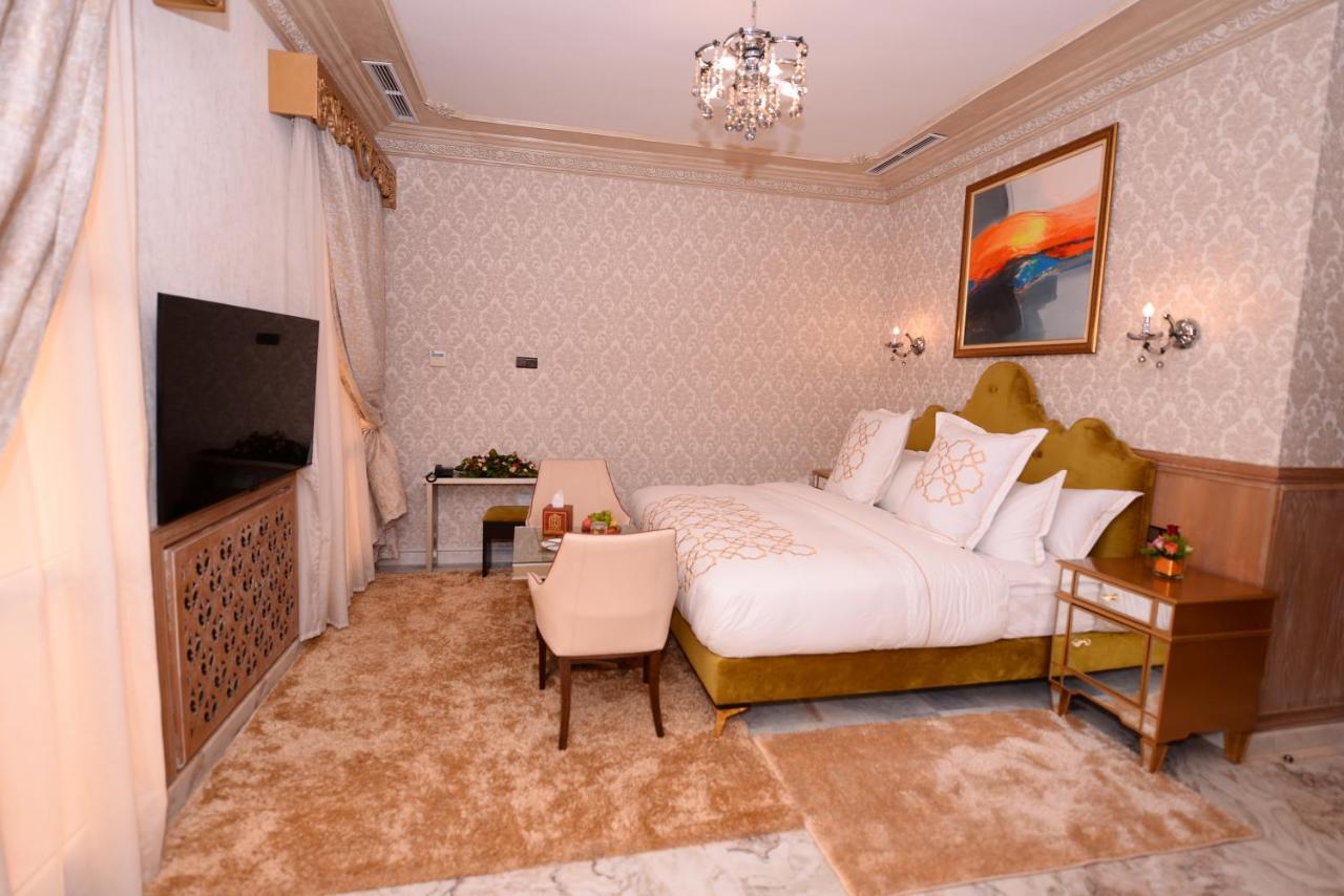 Queen Suite with Pool View