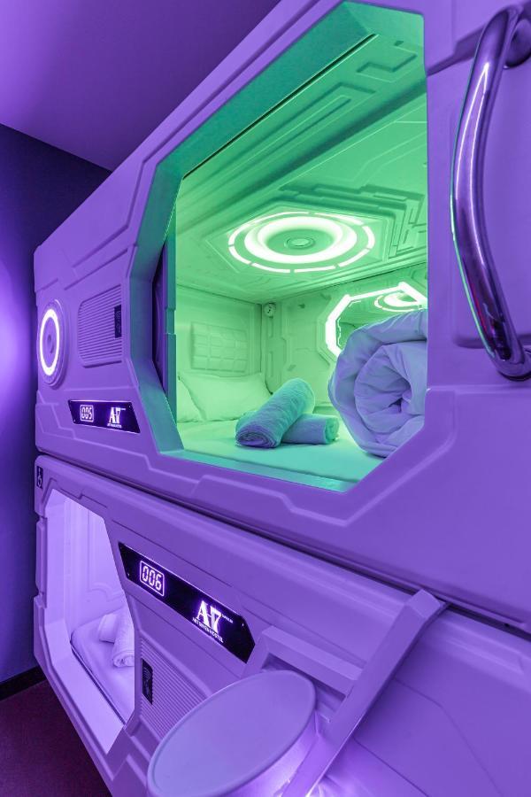 Private capsule room four doubles