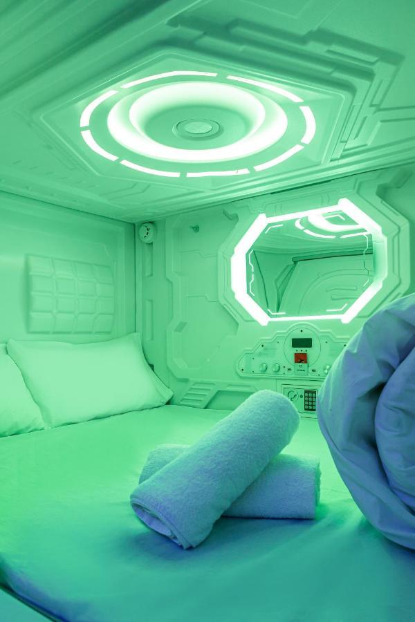 Private capsule room four doubles
