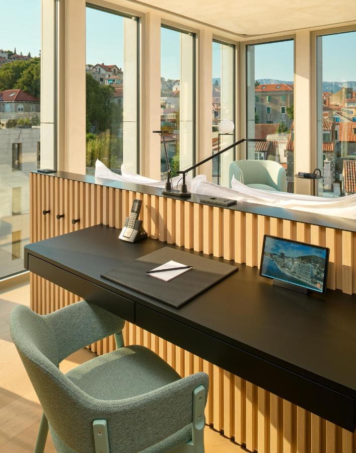 Superior King Room City View