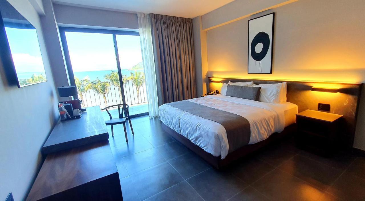 Deluxe Room King Ocean View