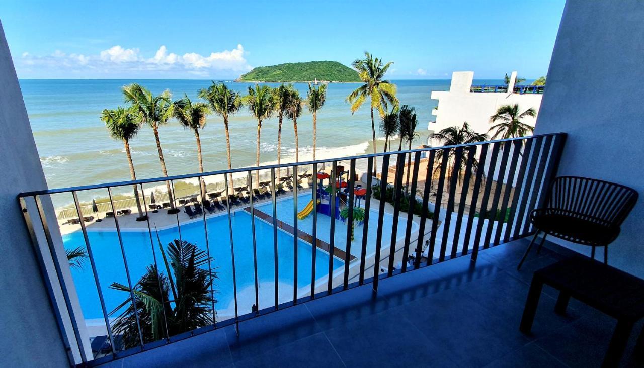 Deluxe Room King Ocean View