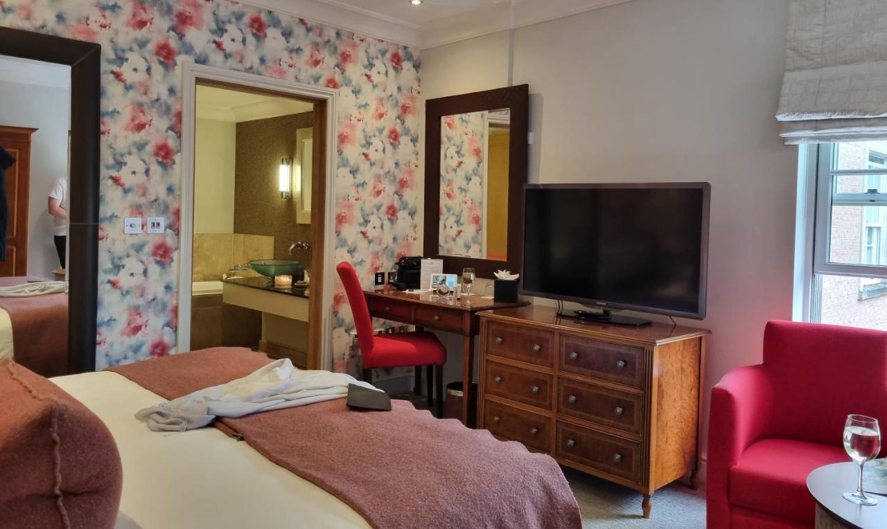 Comfy King Room