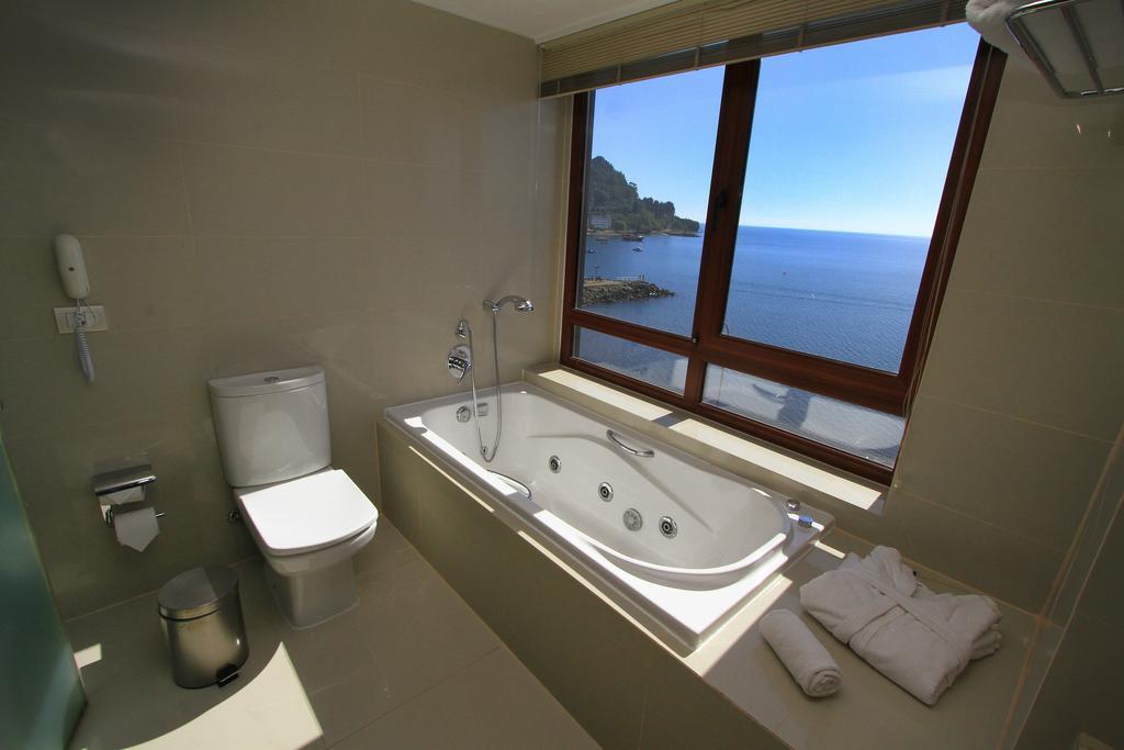 Premium King Suite with Lake View - Non-Smoking