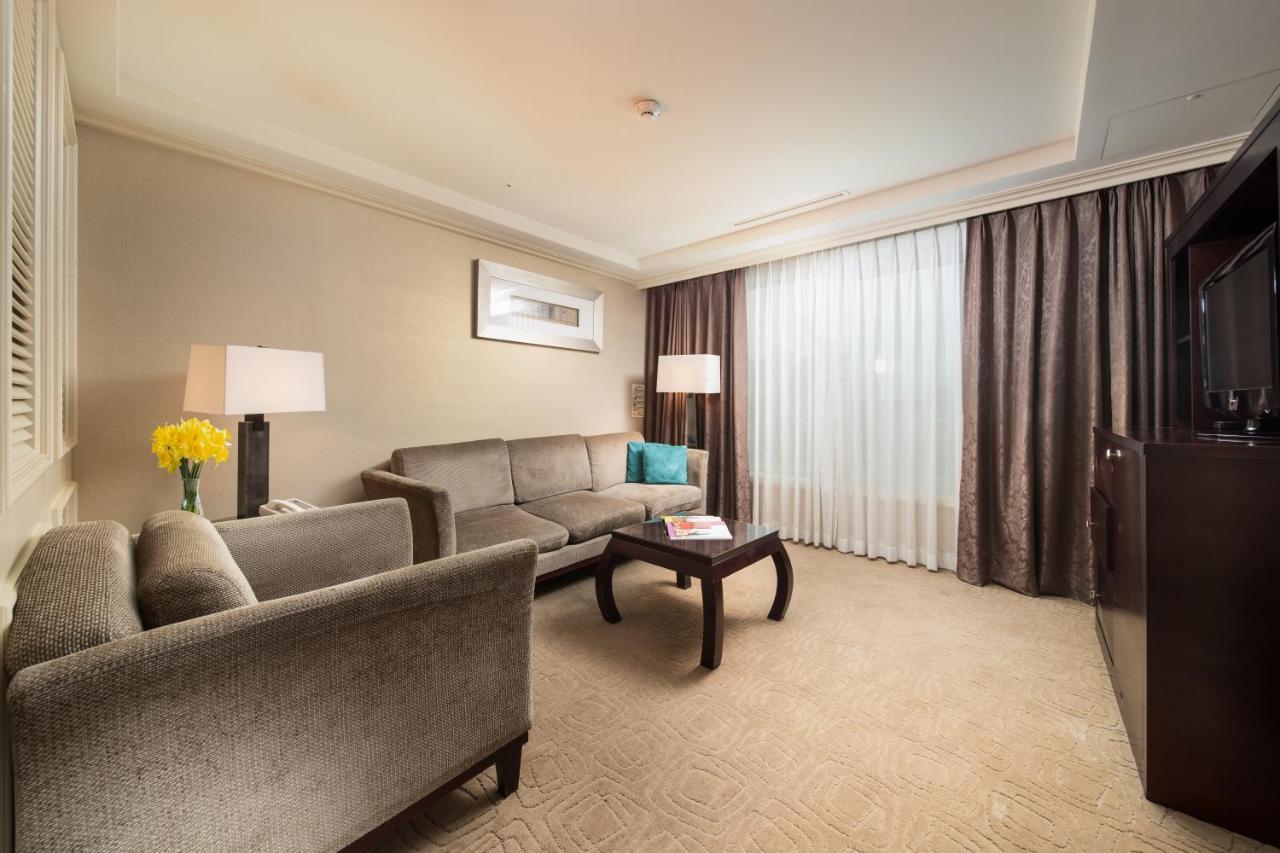 Plaza Suite Twin