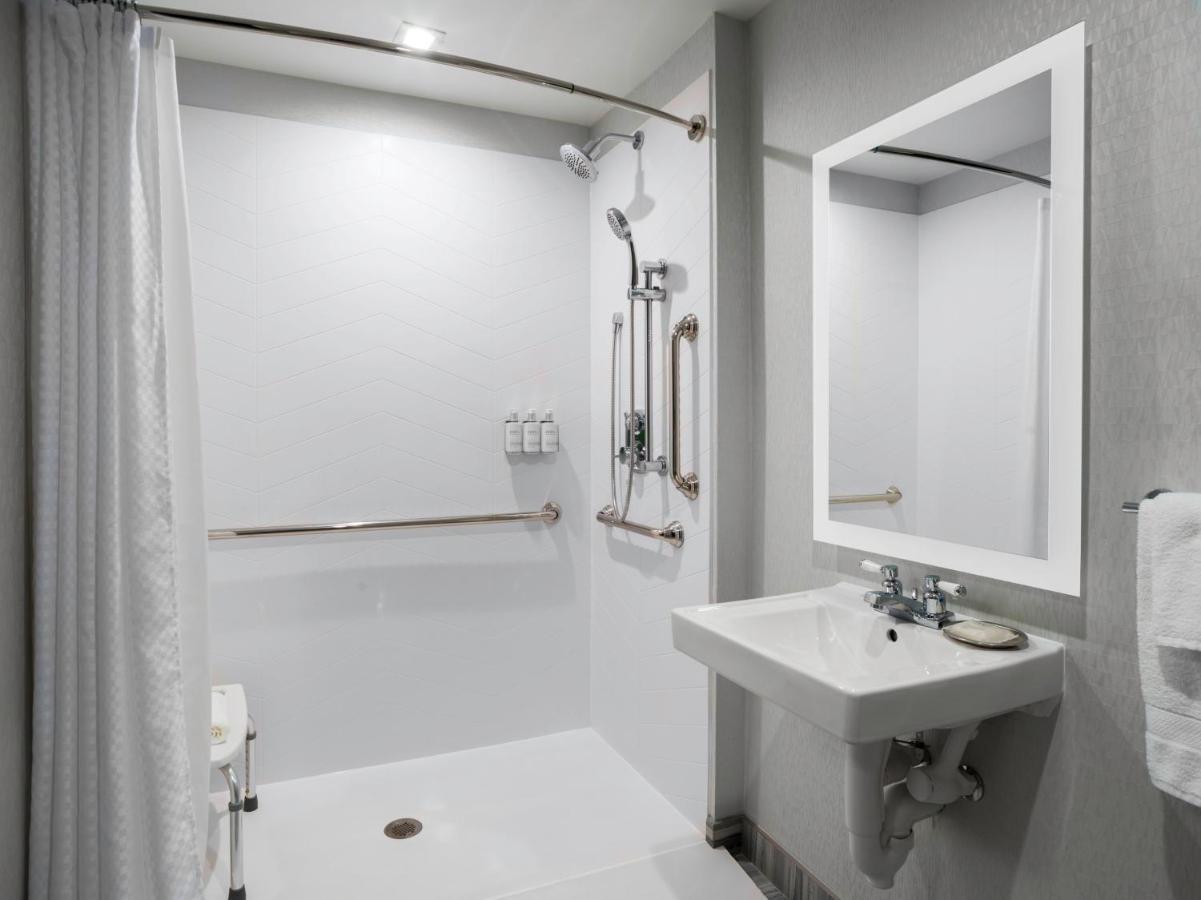 King Room Hearing Accessible Roll Shower Non-Smoking