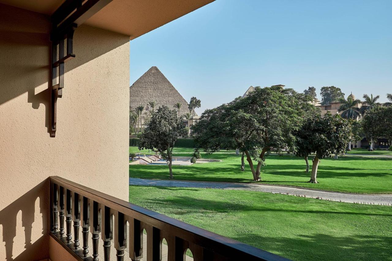 Deluxe Partial Pyramid View Room One King Bed