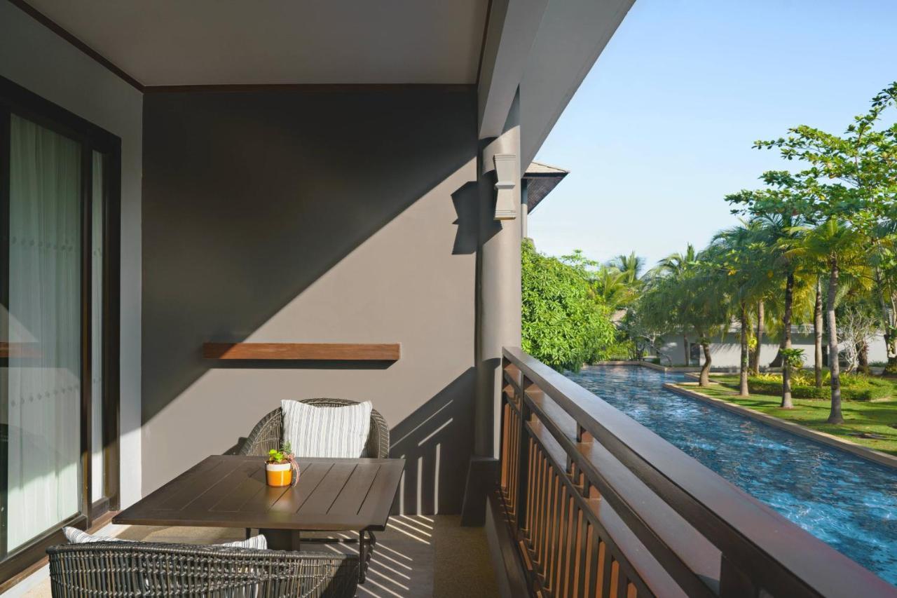Chambre 1 Lit King-Size Premium avec Balcon - Vue sur Piscine