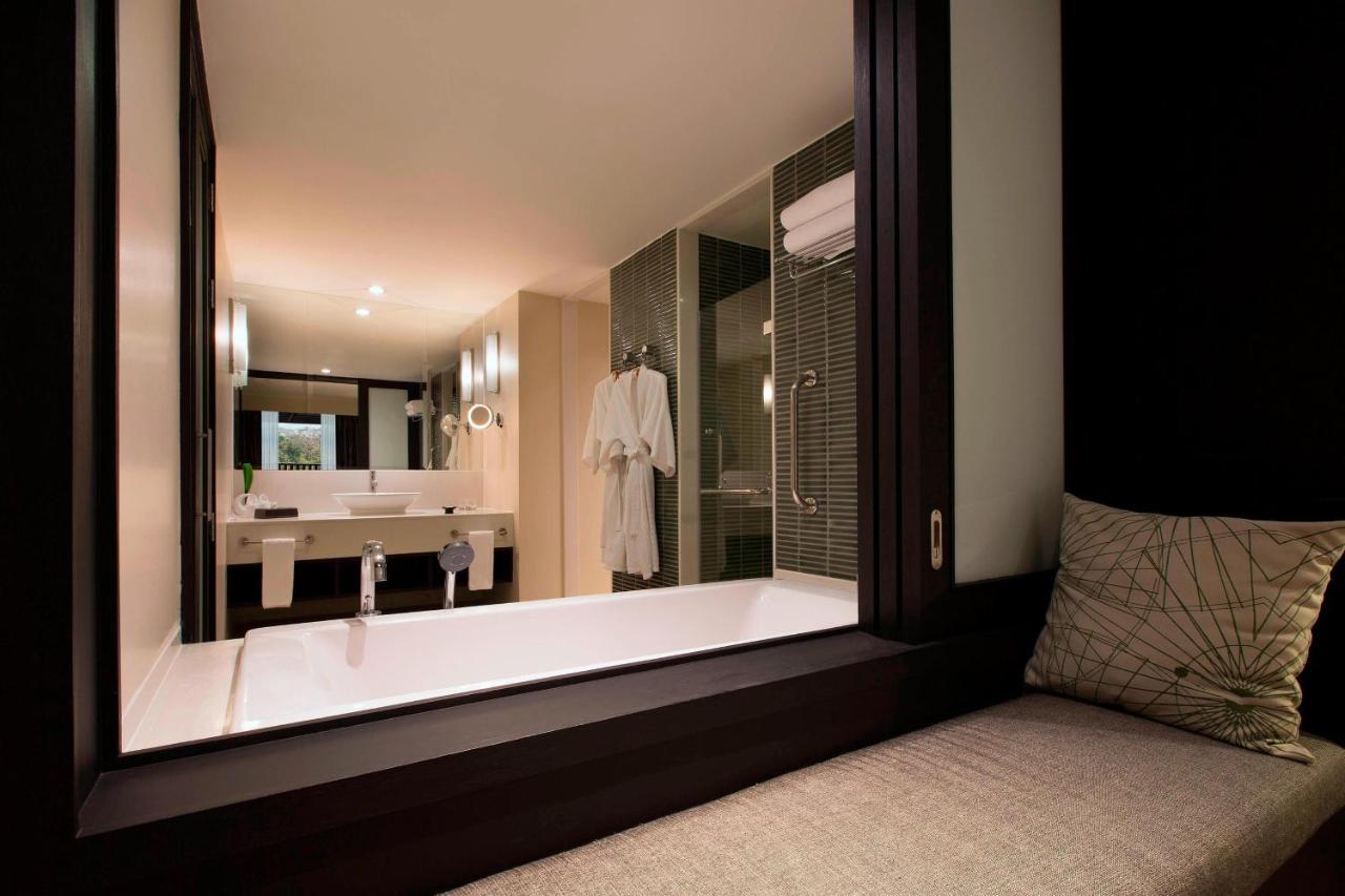Grande Deluxe Terrace Larger Guest room 1 King Balcony