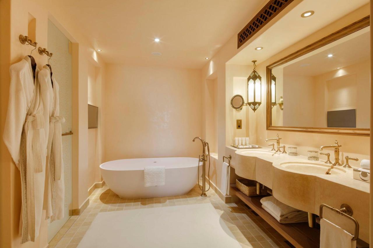 Classic 1 Bedroom Suite 1 King Balcony