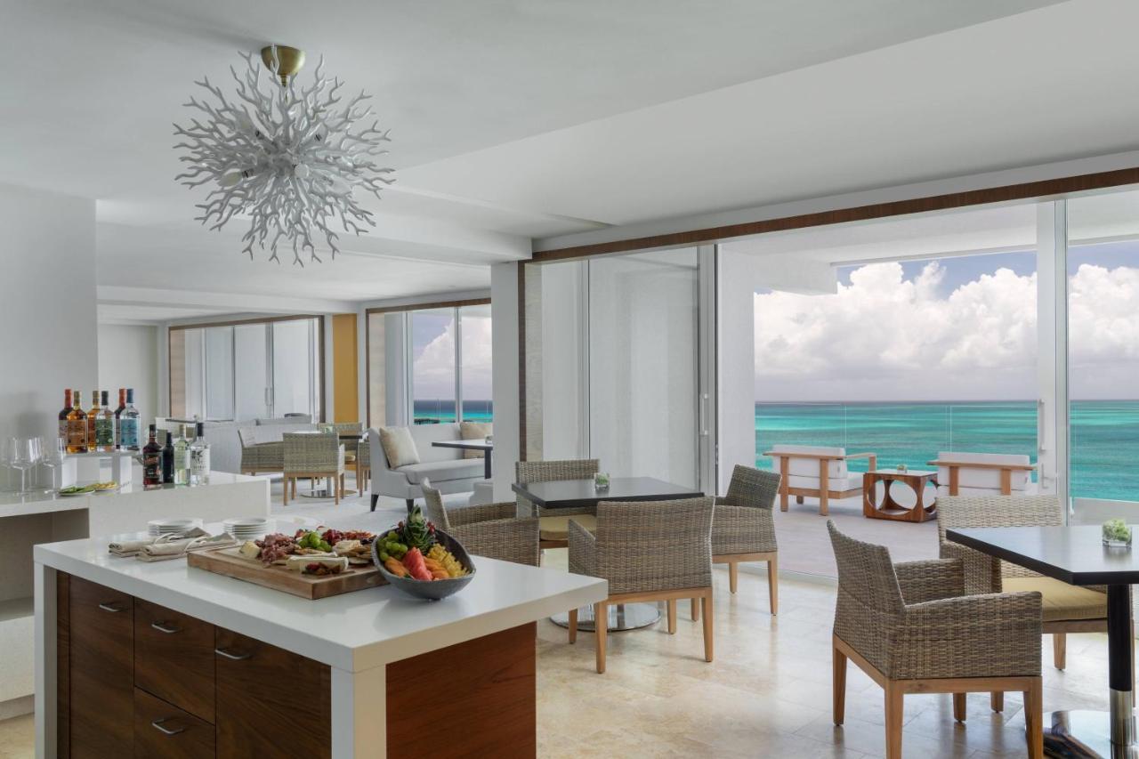 Club level Deluxe Guest Room 1 King Oceanfront Balcony