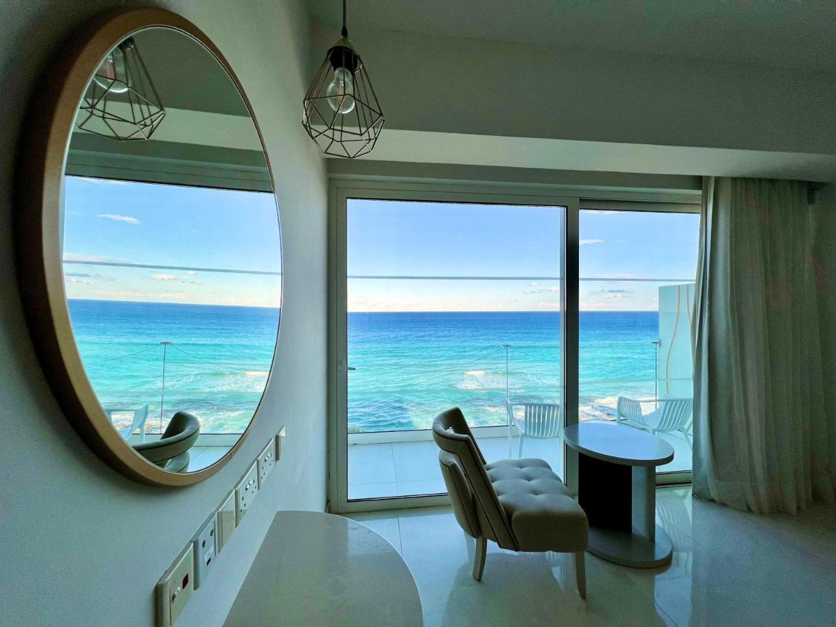 Double or Twin Room Front Sea View
