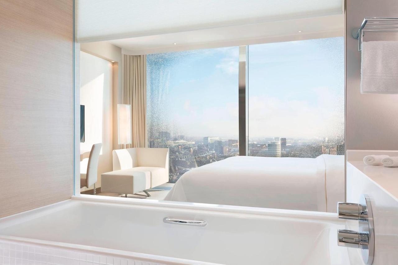 Deluxe, Guest room, 1 King, City view, partial harbour view