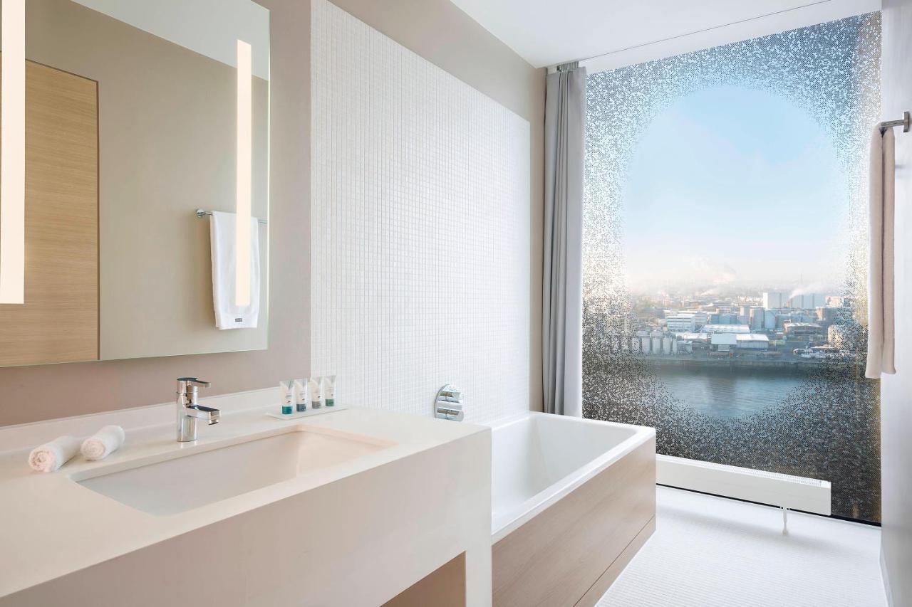Premium Waterfront, Guest room, 1 King, Harbour/Elbe view