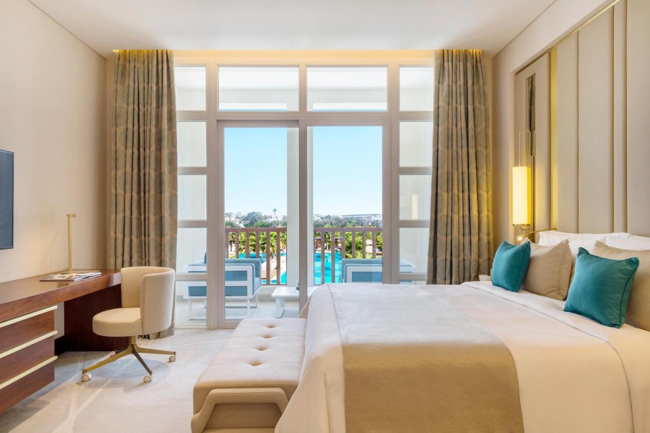 Deluxe Pool View Guest room 1 King Balcony