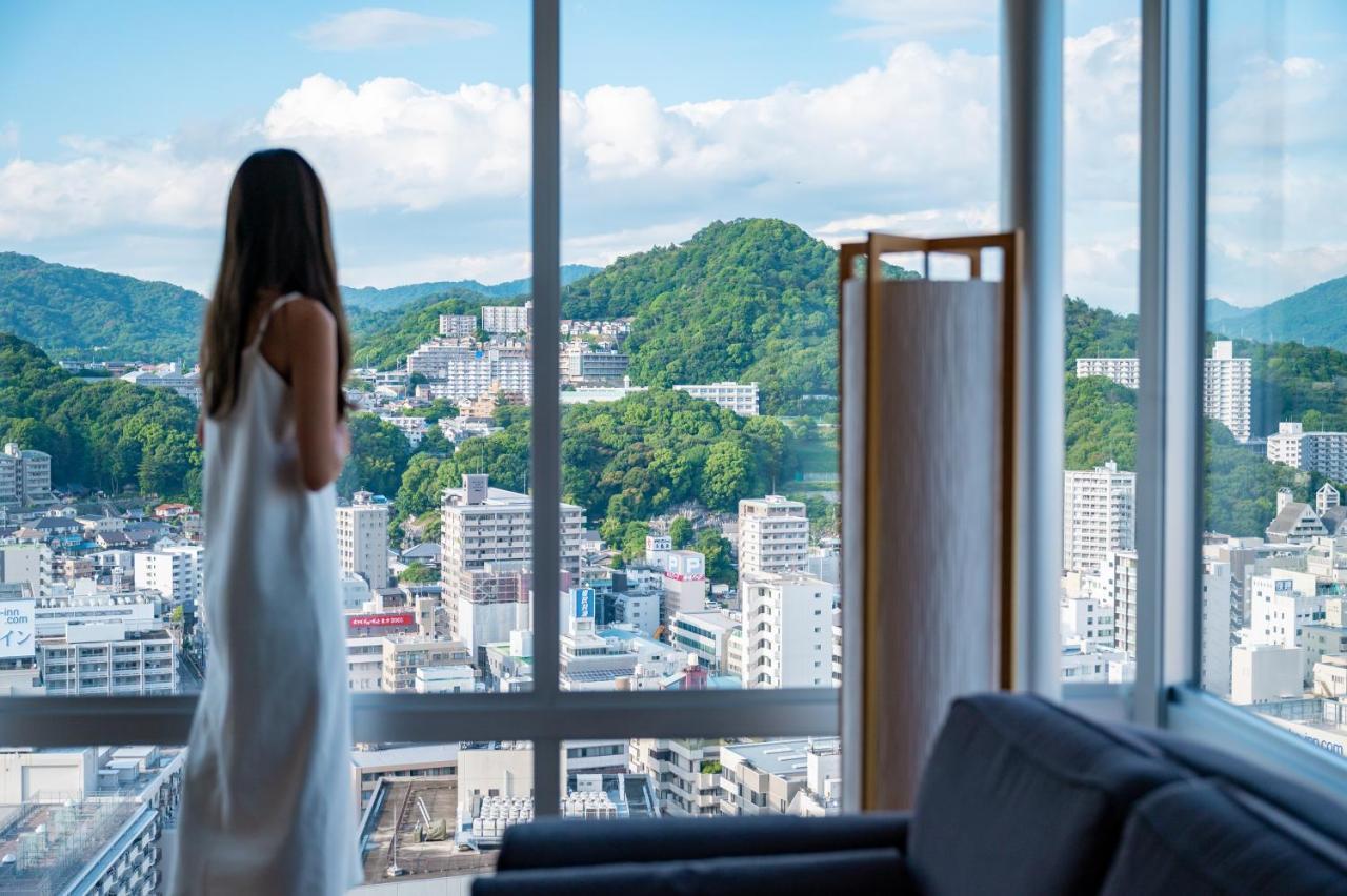 Deluxe Corner King Room, 1 King, City View