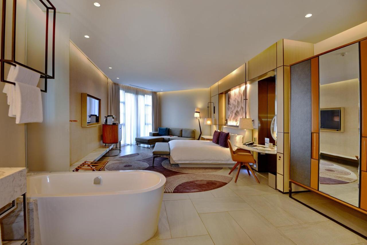 Executive Suite,1588433665:JPEG