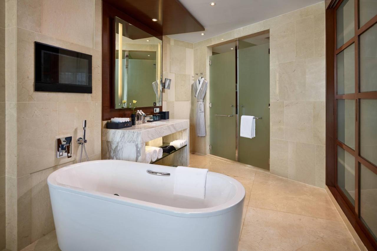 Deluxe Suite, Executive lounge access, 1 King,1362997496:JPEG